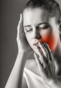 אשה סובלת מכאב שיניים - שימוש מסוכן במשככי כאבים